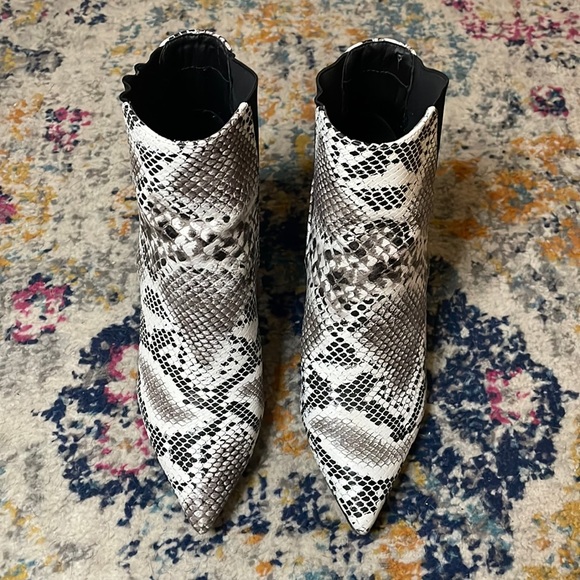 Qupid Shoes - Qupid embossed elastic Gore pointy toe chunky heeled booties size 8